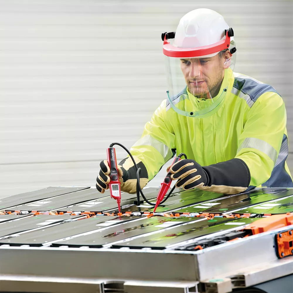 Protected when working on e-vehicles